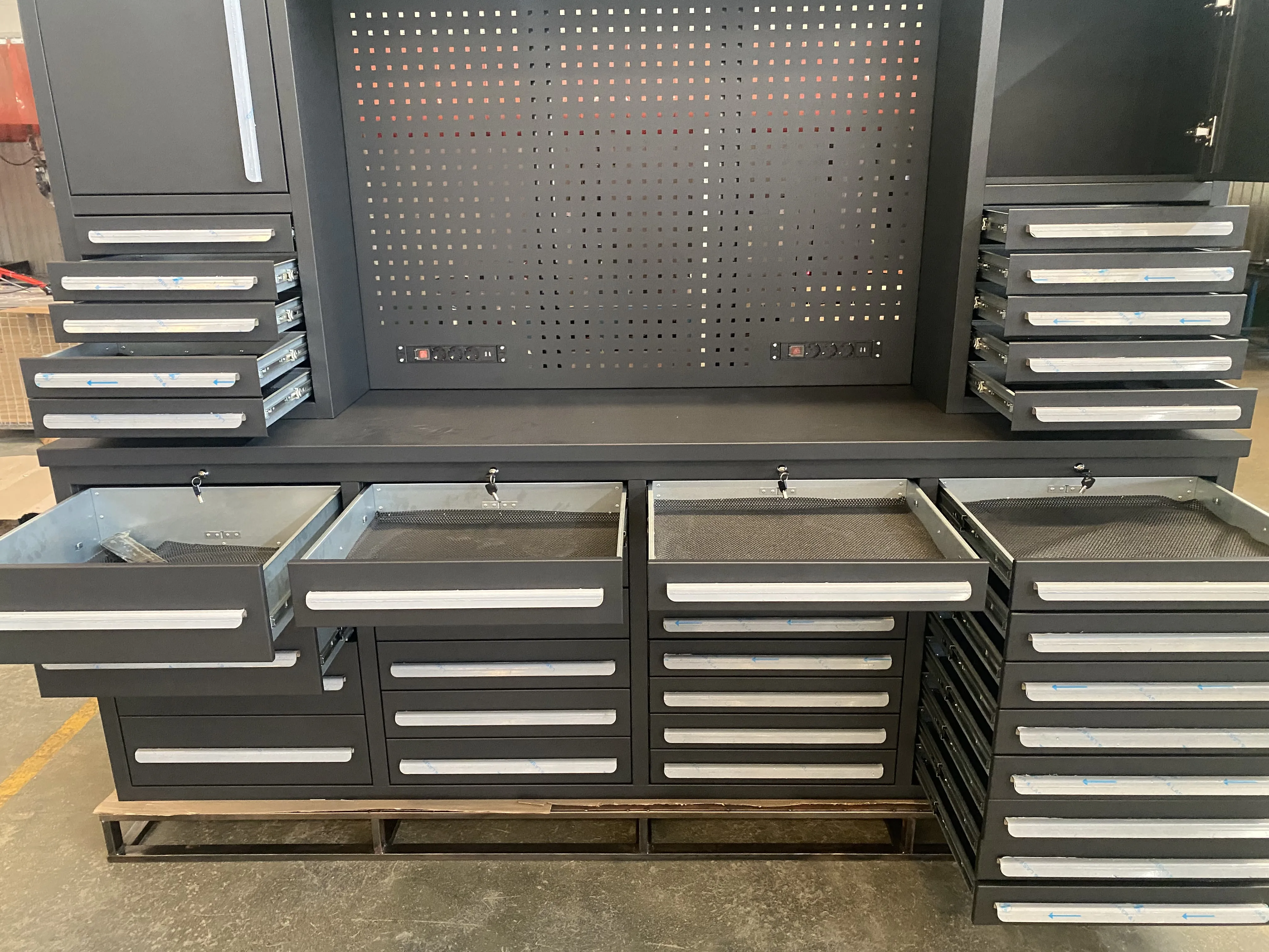 우리는 공장 캐비닛의 품질을 검사하기 위해 공장으로 갔다.