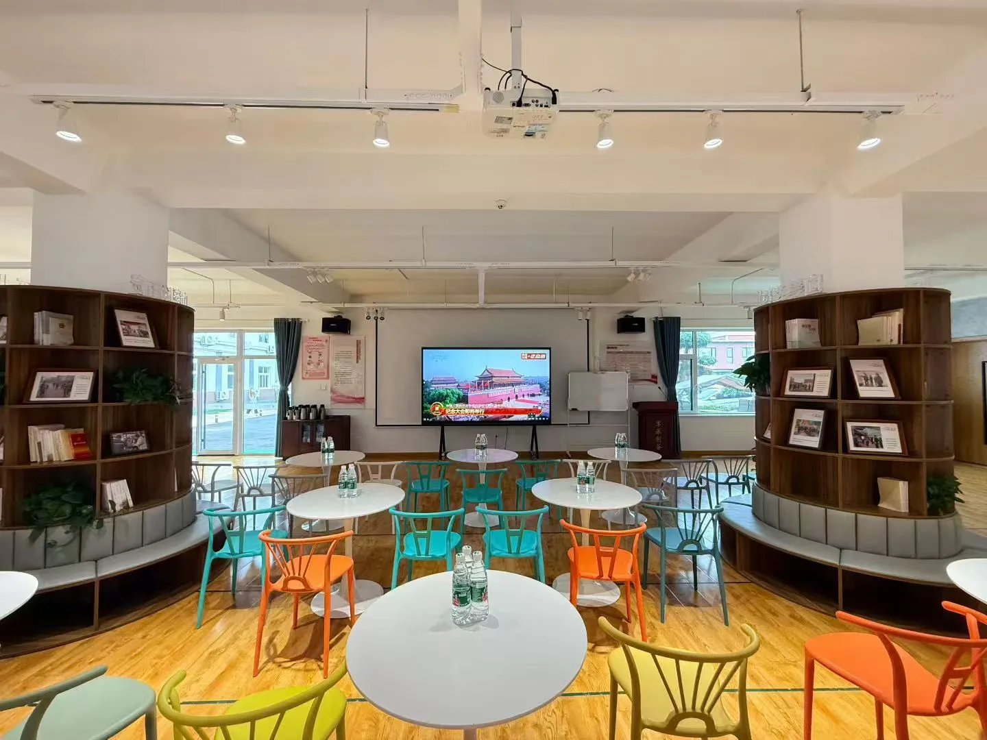 Cyjy Company는 모든 직원을 조직하여 군사 퍼레이드를 보았습니다.