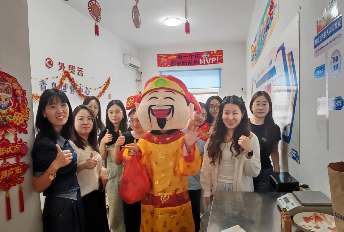 사람들은 부의 신의 축제에 대한 사진을 위해 포즈를 취합니다.